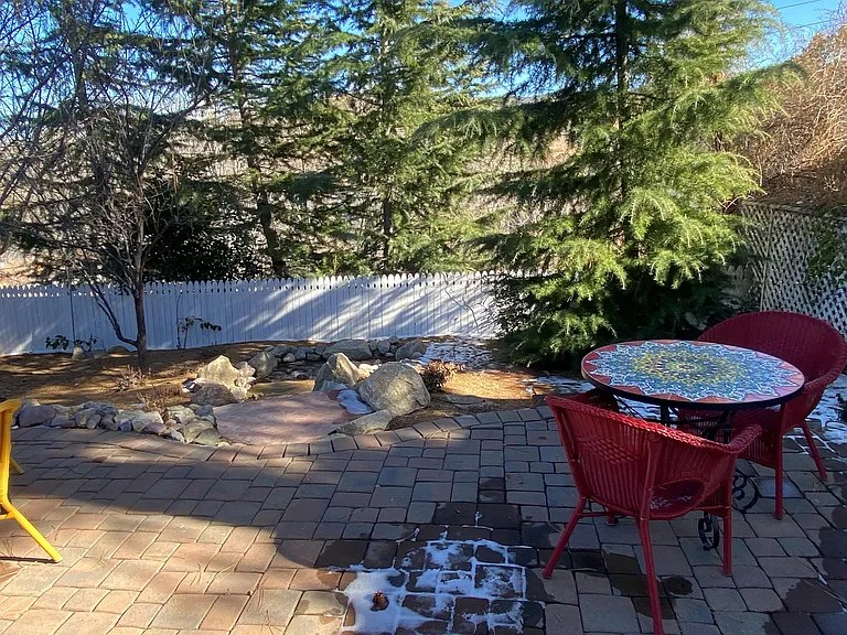 347 S Mount Vernon Ave — Photo 22
