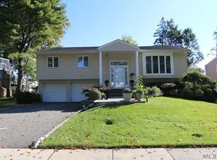 109 Ursula Dr, Roslyn, NY 11576