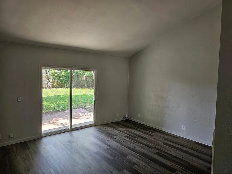 10886 E 33rd St — Photo 10