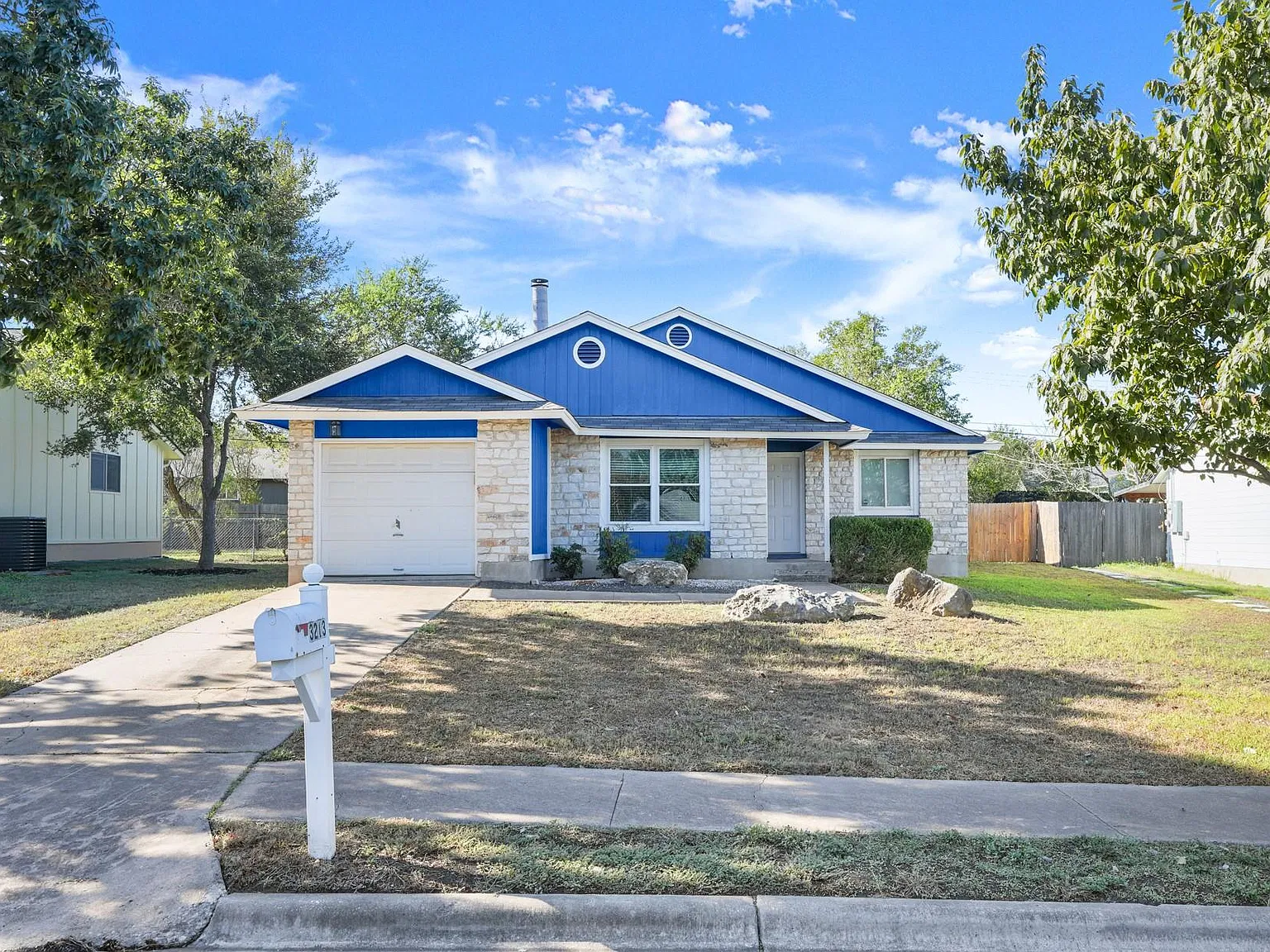 3 bed, 2.0 bath, 1104 sqft, $2,300 — Photo 1