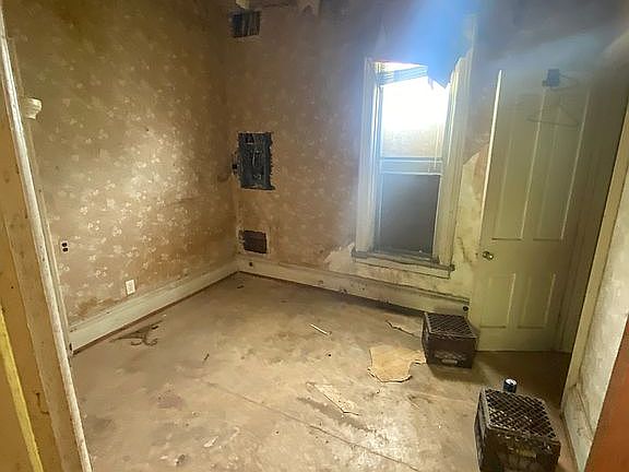 5th image of 416 Langdon St