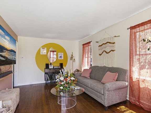 2nd image of 2045 Quincy AVENUE