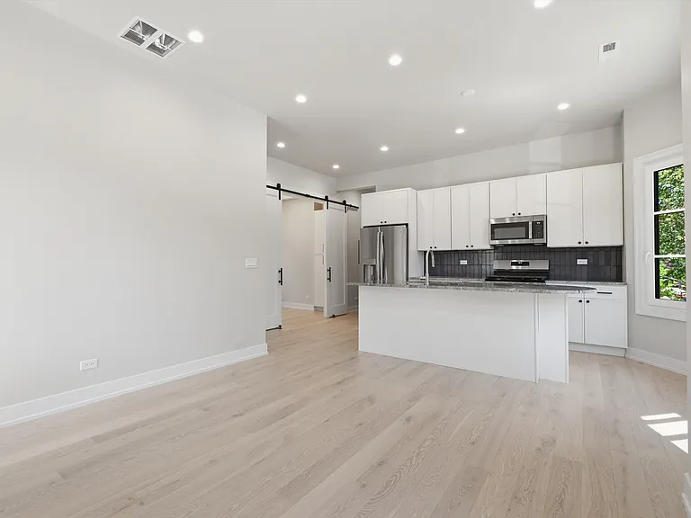 648 N Paulina St #CH — Photo 7