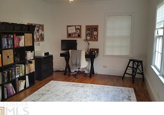Office/front bedroom. very light and bright.