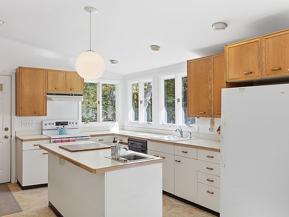 3rd image of 148 Rutland St