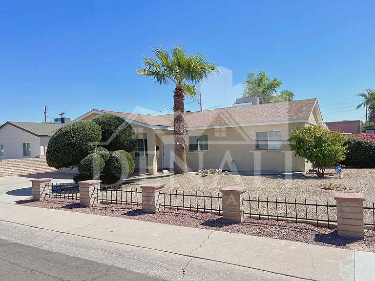 2401 E Meadowbrook Ave — Photo 2
