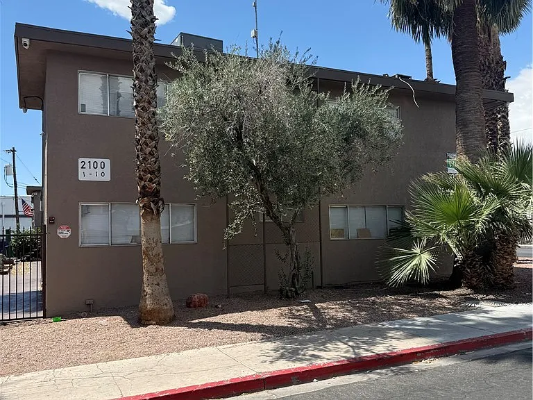 2100 Sunrise Ave #4 — Photo 1