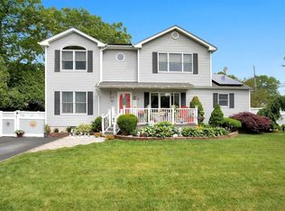 5 3rd St, Holbrook, NY 11741