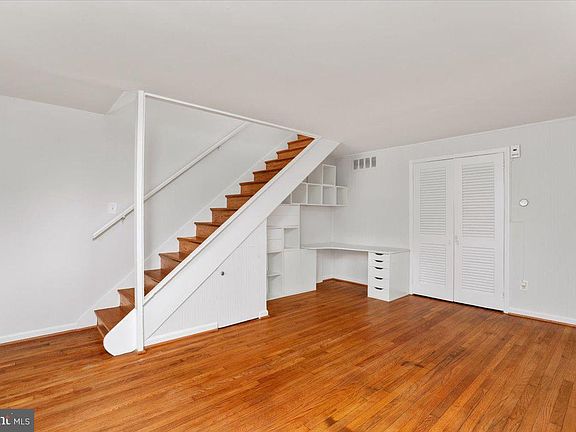 3rd image of 10623 Maple St