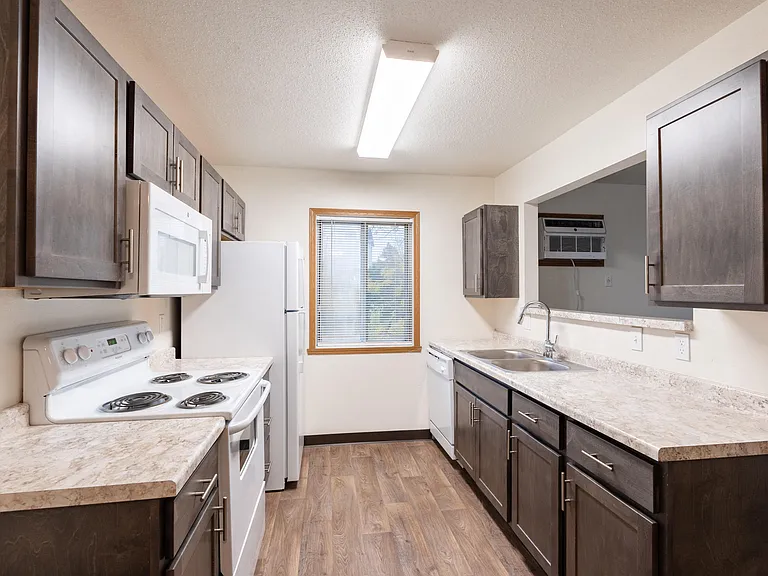 Fargo, ND Oxford Apartments | 21B | Kitchen