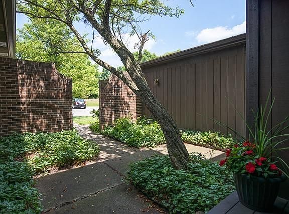 4th image of 2524 Traver Blvd