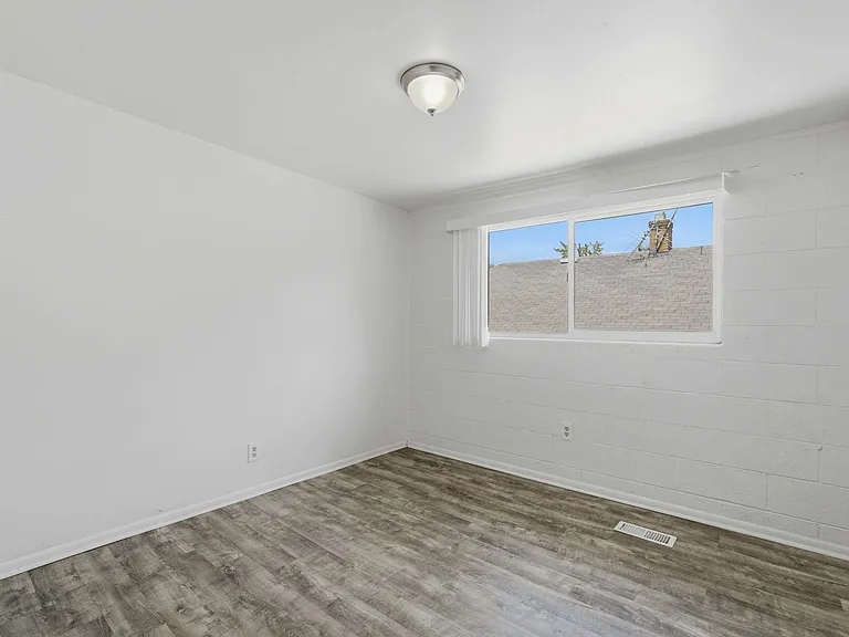 Towne Apartments — Photo 33