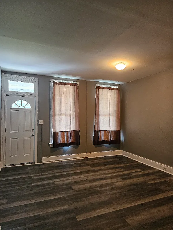 This Beautiful 2bedroom with Den Townhouse — Photo 2