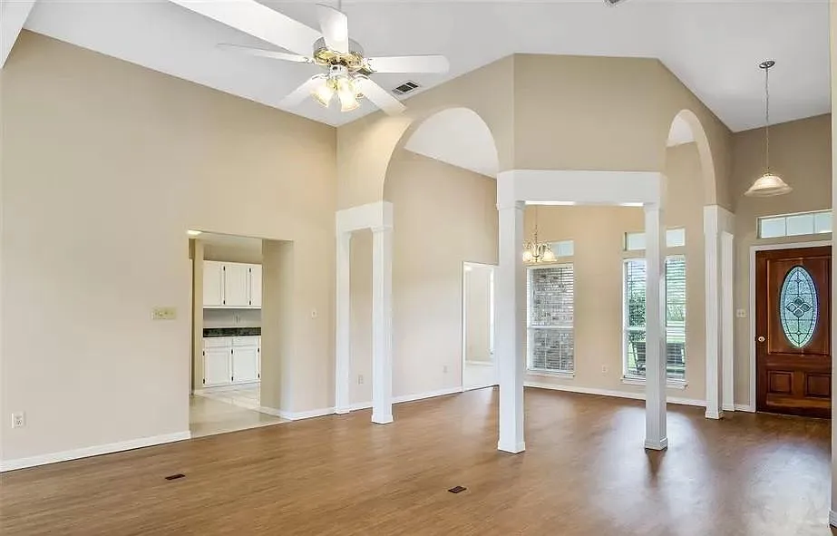 9055 Lakeview Dr — Photo 3