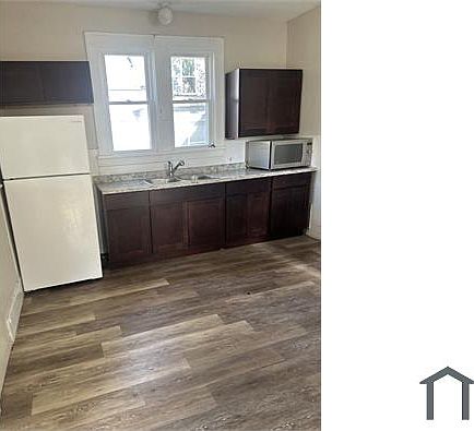 3rd image of 946 Washington Ave APT 2