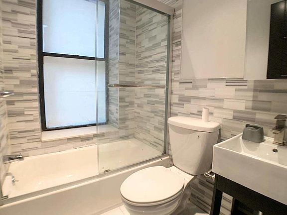 4th image of 320 Manhattan Ave APT 4