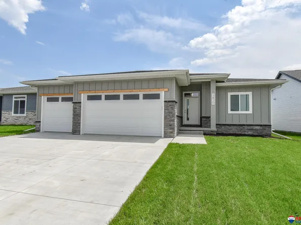 5820 SW 8th St, Lincoln, NE 68523