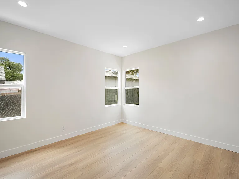 2519 Manhattan Ave — Photo 18