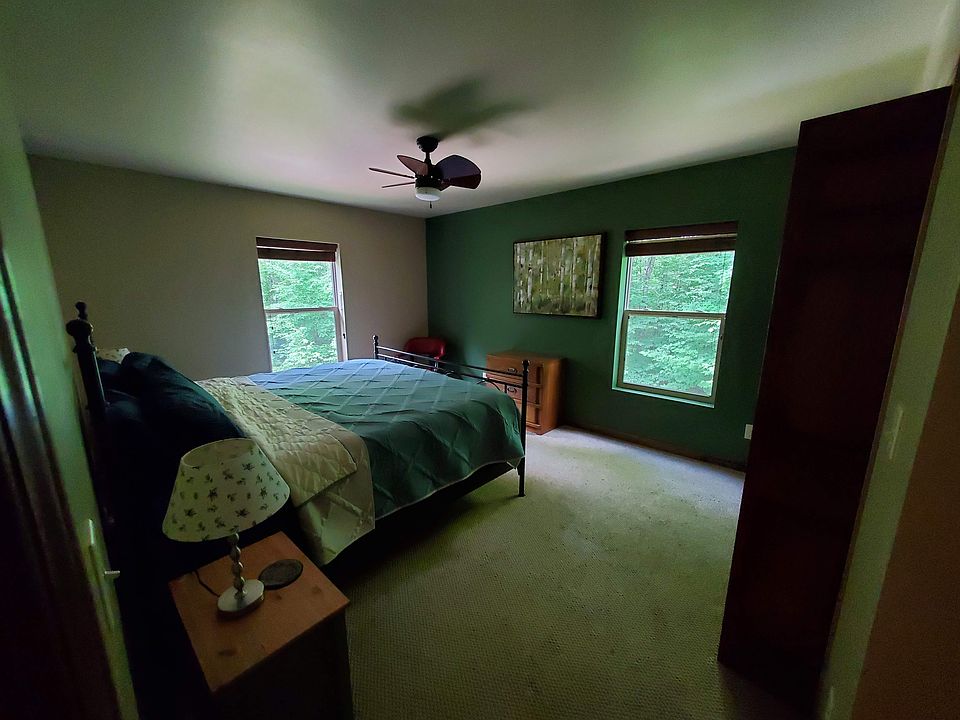 2nd floor bedroom with king size bed