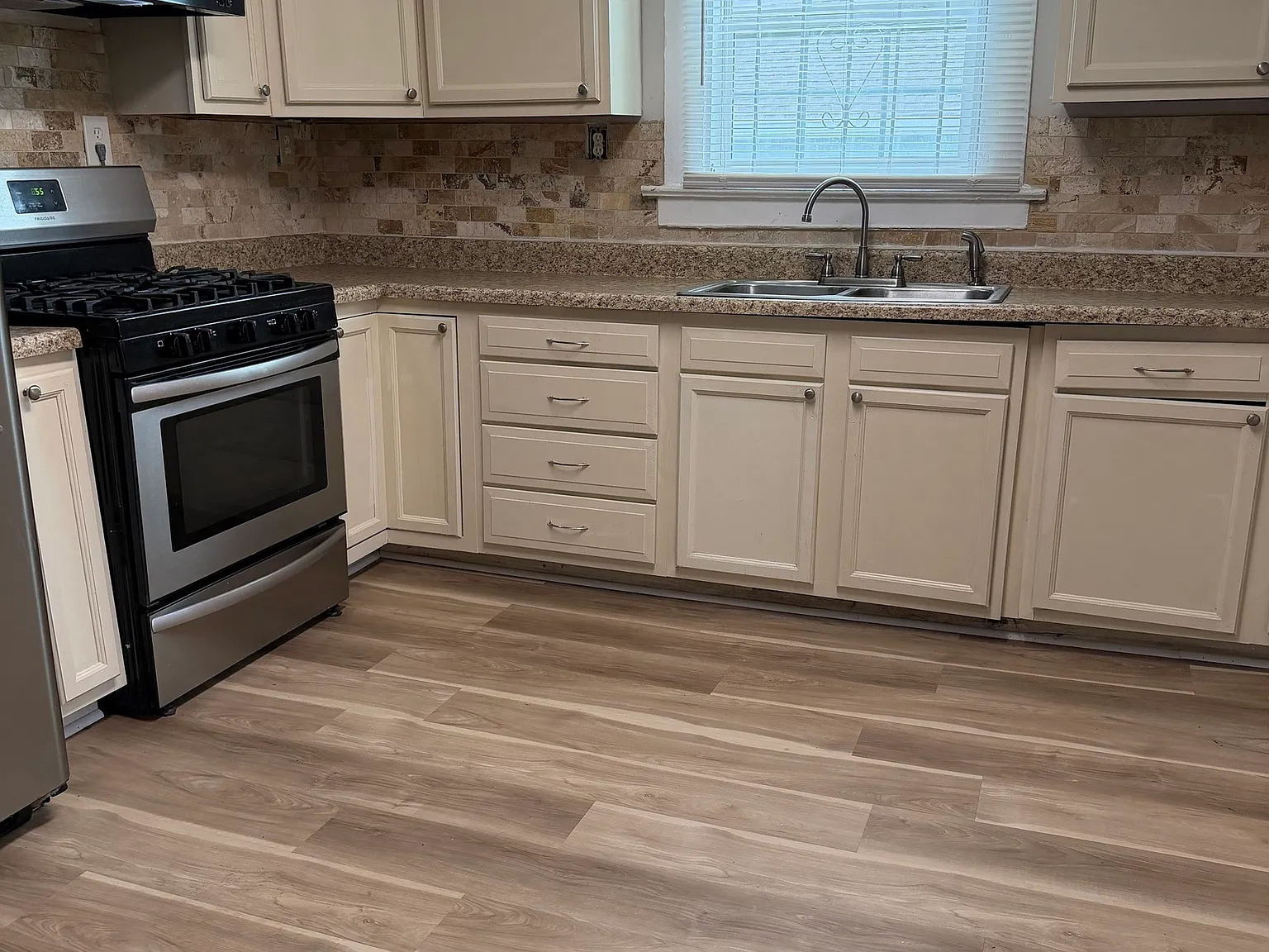 3 bed, 2.0 bath, 1694 sqft, $2,850 — Photo 4