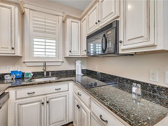 3rd image of 1015 Beachview Dr #306