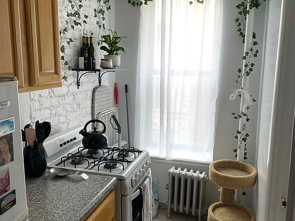 4th image of 207 E 5th St APT 17
