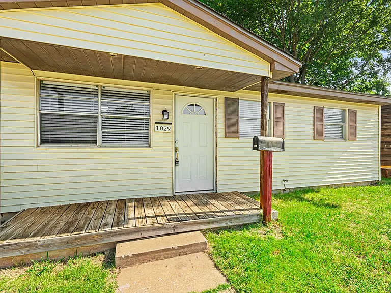 1029 Hoyt Ave — Photo 4