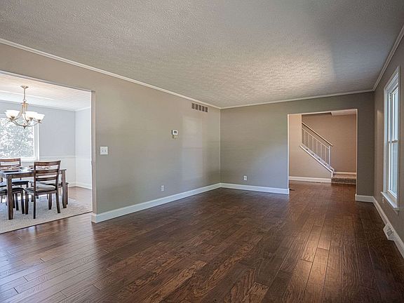 3rd image of 222 W Dilcrest Cir