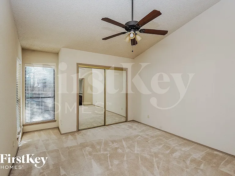1396 Chinaberry Dr — Photo 8
