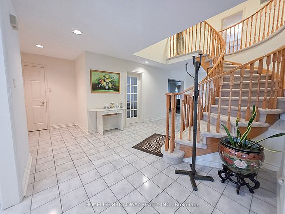 4th image of 31 Hyde Park Dr