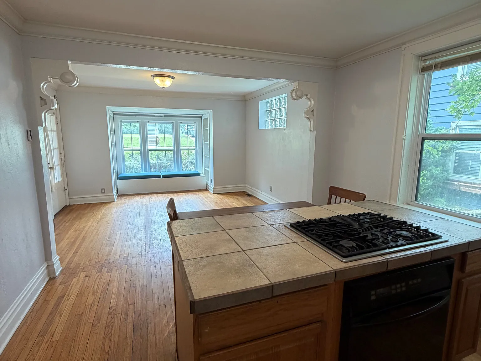 4 bed, 1350 sqft, $1,950 — Photo 2