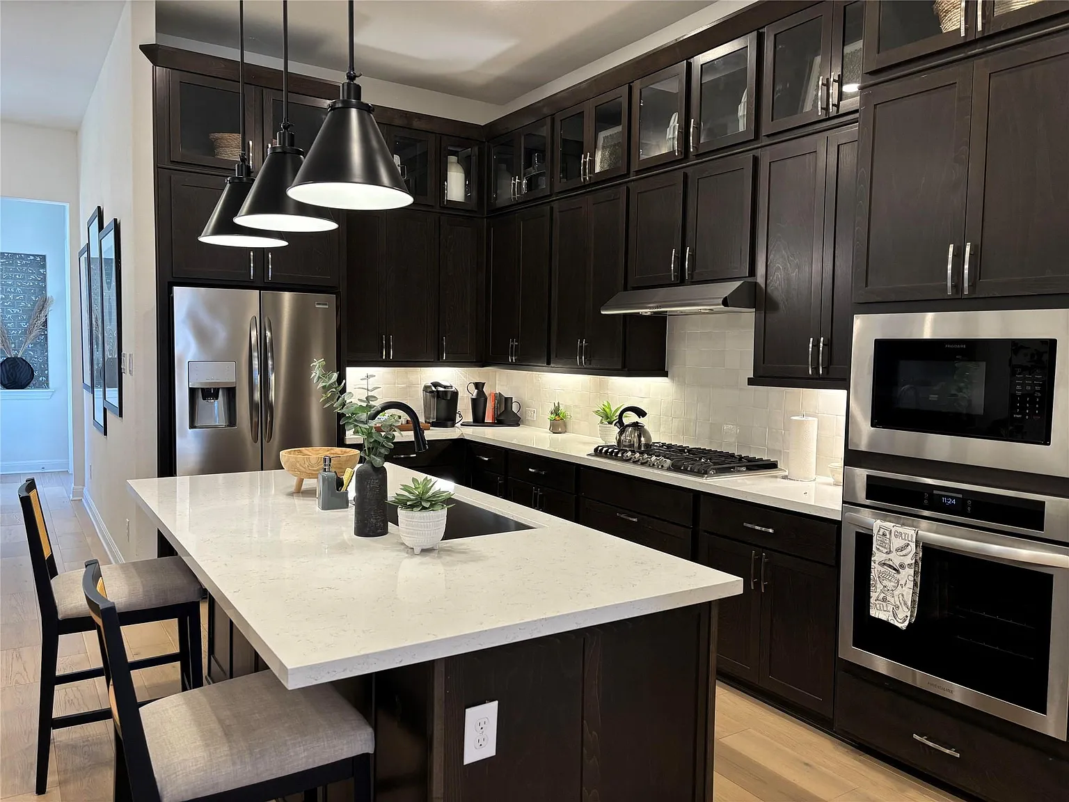 4 bed, 3.0 bath, 2200 sqft, $3,000 — Photo 2