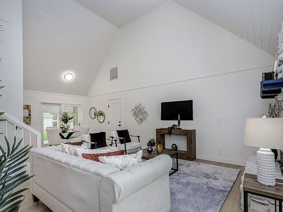 4th image of 14655 Country Ln