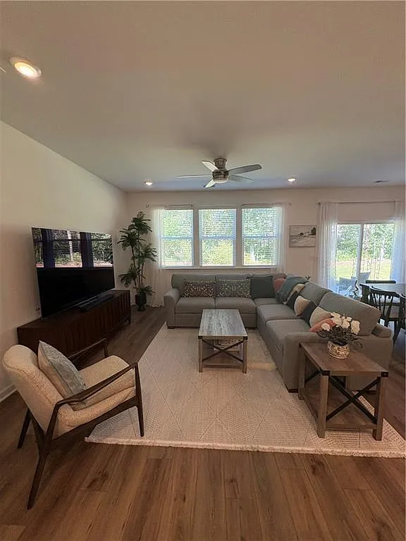 3 bed, 2.5 bath, 1867 sqft, $2,390 — Photo 3