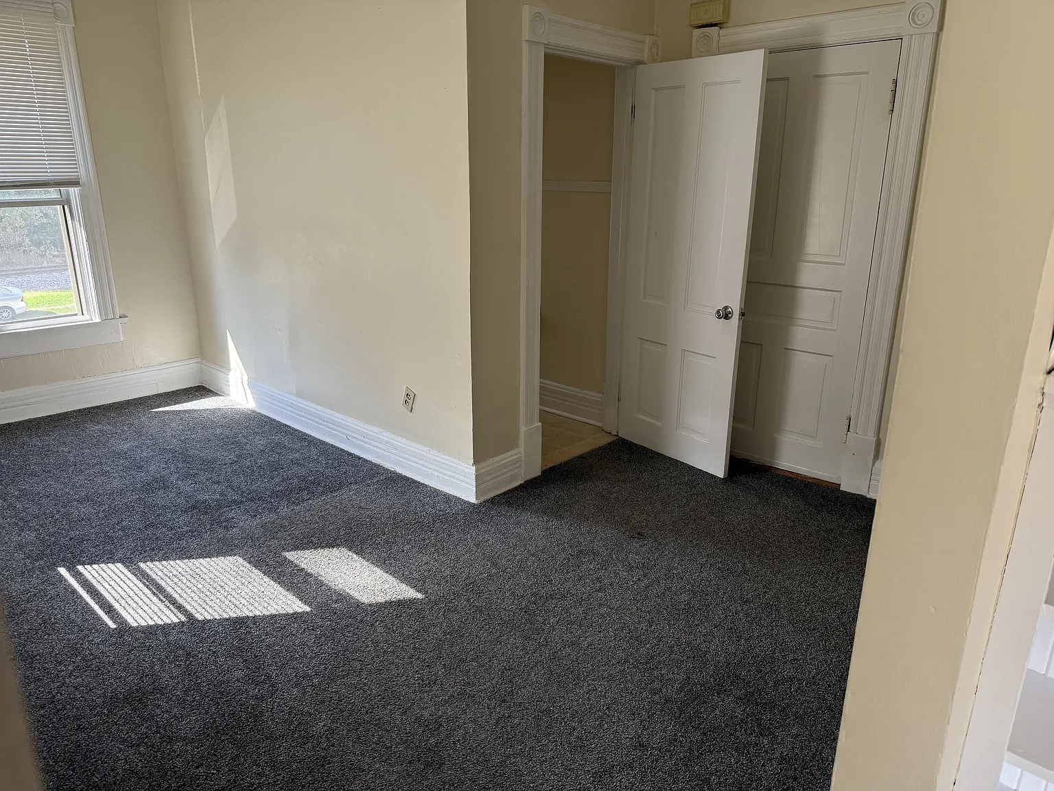 525 Dunbar Ave — Photo 2