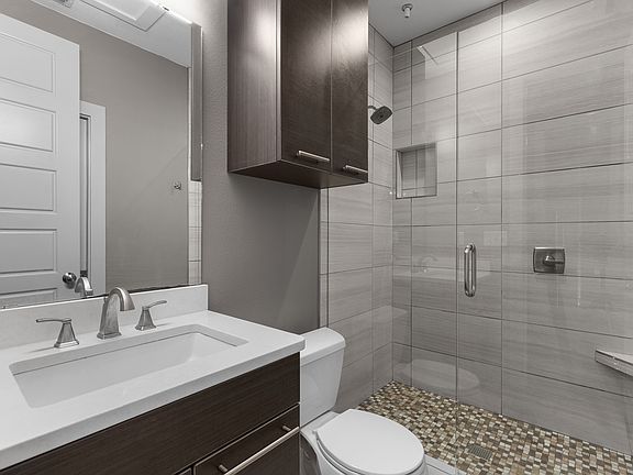 3rd image of 901 9th St #C