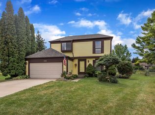 338 Honeysuckle Ln, Lansing, MI