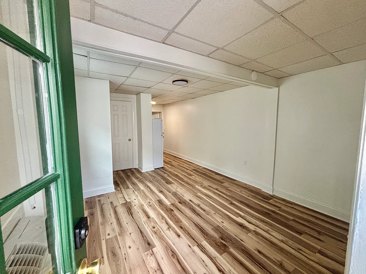 Main entrance into main living space - 520 Fremont St