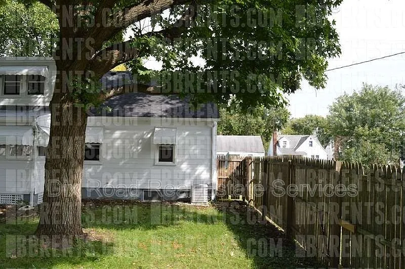 3 bed, 3.0 bath, 1224 sqft, $1,095 — Photo 4
