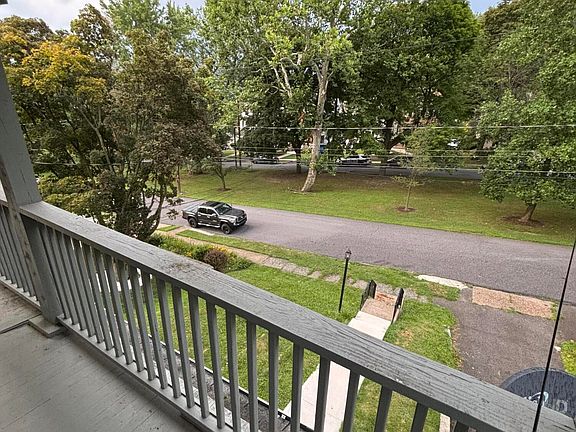 2nd image of 934 Woodlawn St #2