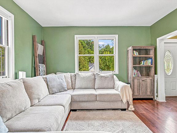 5th image of 284 Winona St E