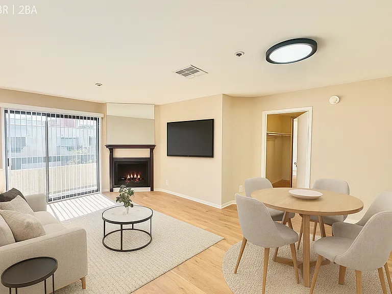 100 N Clark Dr — Photo 4