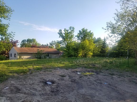 3rd image of 584 Mendota St