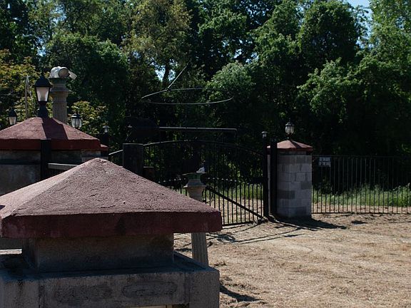 2nd image of 1000 S Rainbow Rte