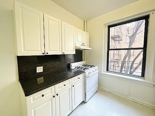 4th image of 4863 Broadway APT 3o