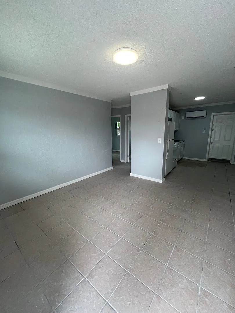 Nice 2BR/1BA Duplex Near Schools in Winter Haven! — Photo 3