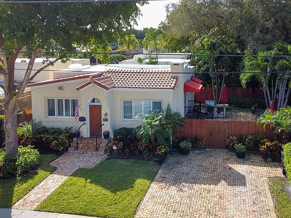 3rd image of 800 SE 10 Street