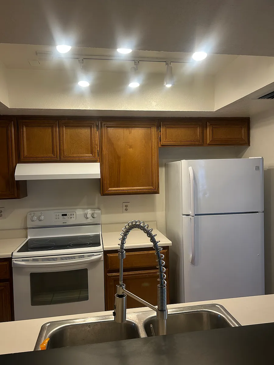 Building Photo - 726 E Villa Dr #II