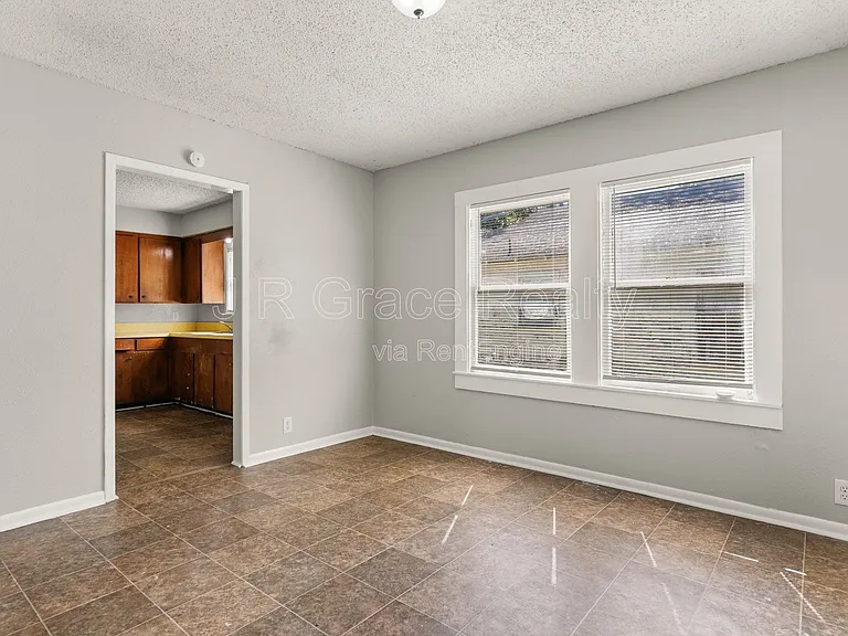 807 W Sabine St — Photo 5