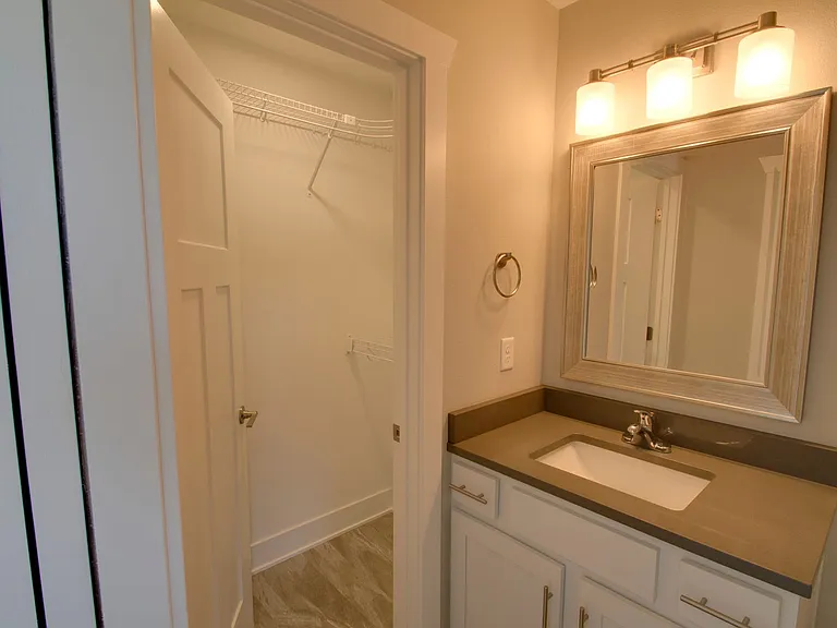 260 SE Waco Pl — Photo 7